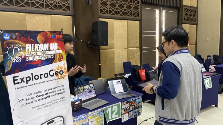 Booth kelompok 3 P2B pada saat showcase.