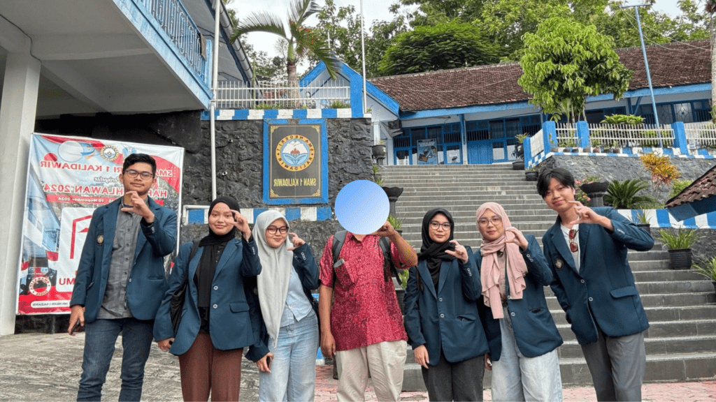 Keterangan: Pada hari Kamis, 13 Maret 2025, Tim Pengembang berkunjung ke lokasi mitra, SMAN 1 Kalidawir, di Tulungagung, untuk melakukan survei lapangan serta berdiskusi langsung bersama seorang guru mata pelajaran Kimia terkait kebutuhan, konsep dan spesifikasi konten pembelajaran yang akan dikembangkan.