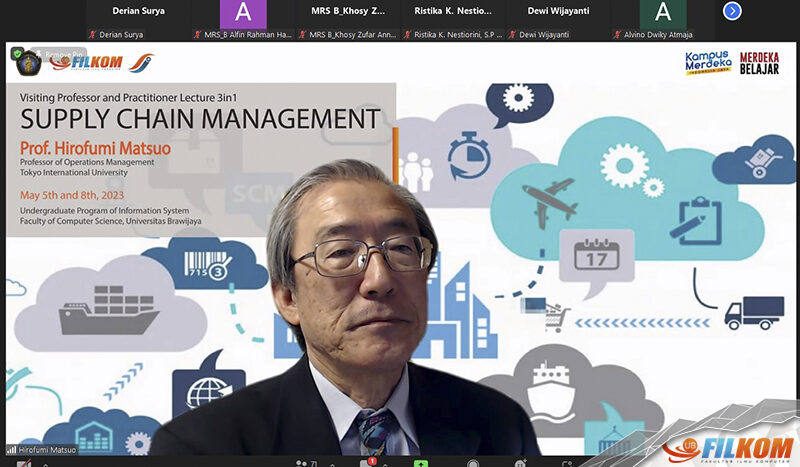 Profesor Hirofumi Matsuo dalam menyampaikan materi kuliah