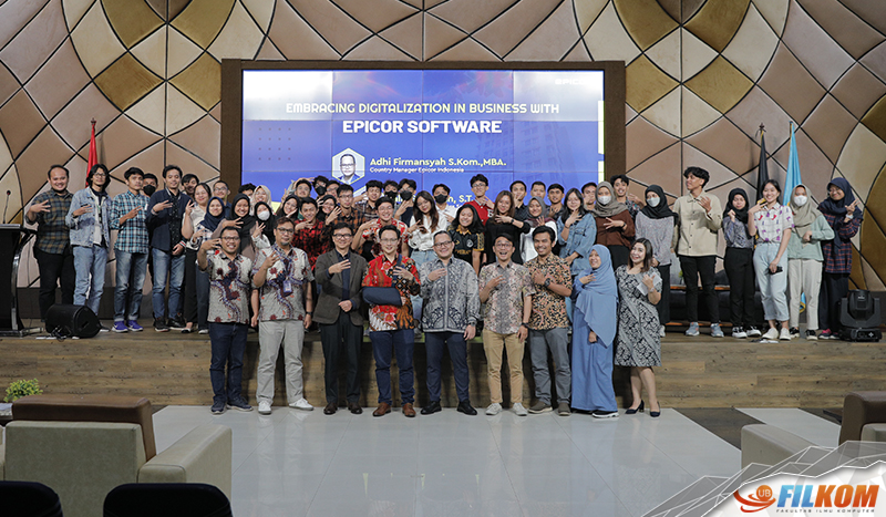 Sesi foto bersama oleh pemateri dengan peserta yang hadir dalam Kuliah Tamu Epicor