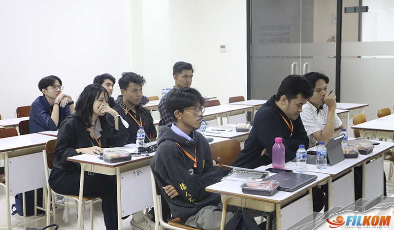 Beberapa Mahasiswa Kelas Internasional yang hadir saat kegiatan pengarahan.