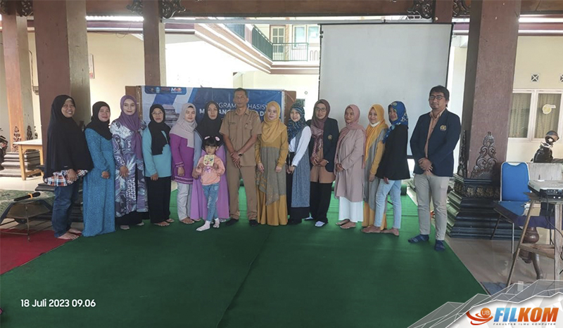 Foto bersama peserta pelatihan dengan sekretaris desa beserta sekretaris koordinator UMKM Kecamatan Karang Ploso