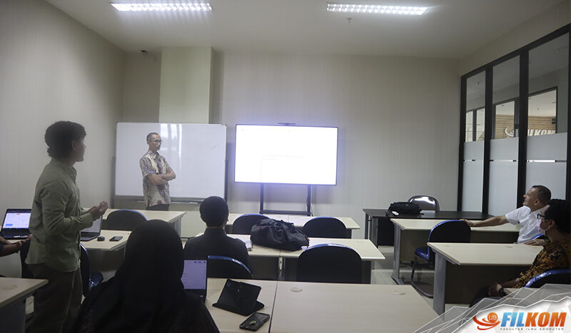 Suasana di ruang diskusi bersama Prof. Kryssanov, beberapa mahasiswa dan dosen FILKOM.