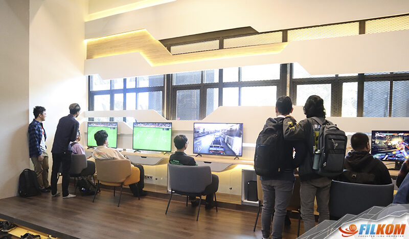 Beberapa mahasiswa yang langsung mencoba konsol game di Game Corner FILKOM.