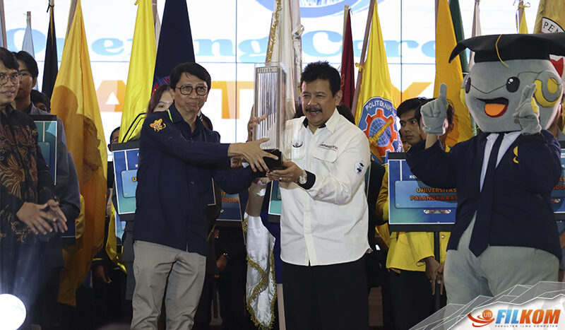Penyerahan Piala Bergilir GEMASTIK oleh Asep Sukmayadi (Kiri) kepada Setiawan Noerdajasakti (kanan)