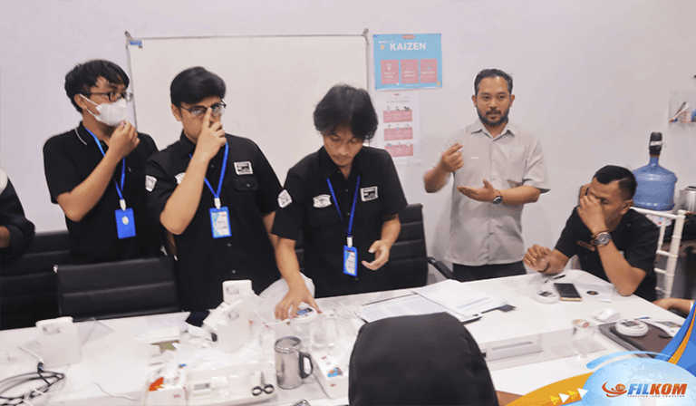 Tim Pengmas FILKOM UB Terapkan Sistem Deteksi Kebocoran Gas Berbasis IoT di Dapur Katering Sonokembang